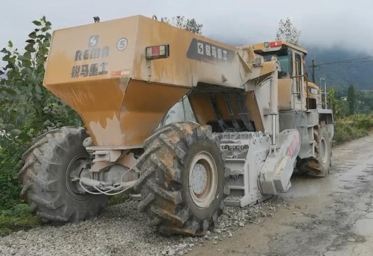 江西宜春水泥道路破碎